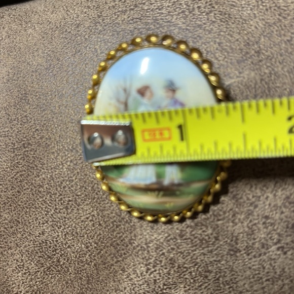 Approx 2” Resin Cameo Brooch Gold Tone Oval Vintage Estate Piece - Picture 4 of 9